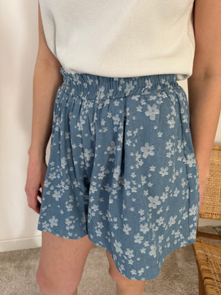 White flowers blue short