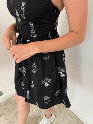 White embroidery flowers black dress