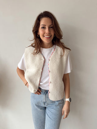 Flower details beige teddy vest