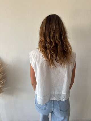Pretty details white top