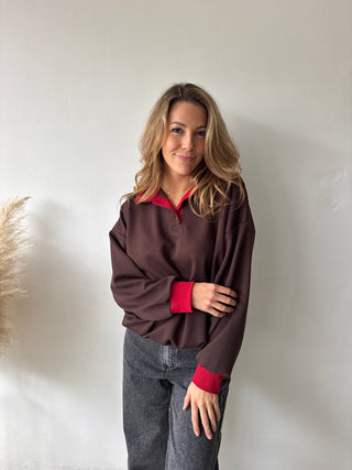Red details brown sweater