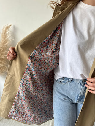 Flower details beige trench coat