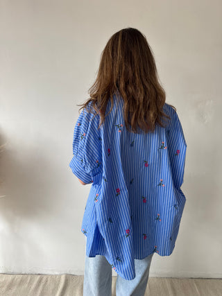 Oversized flowered blue blouse