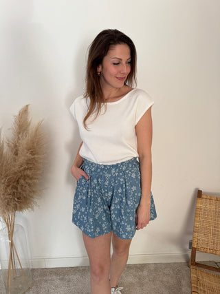 White flowers blue short