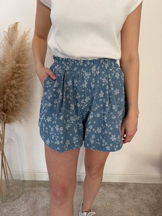 White flowers blue short