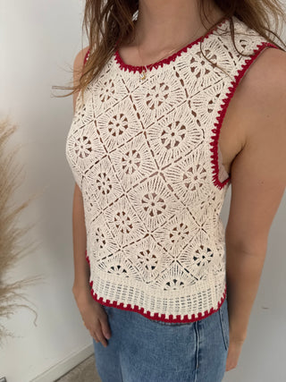 Red details beige crochet top