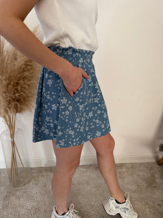 White flowers blue short