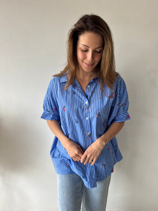 Oversized flowered blue blouse