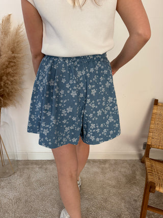 White flowers blue short