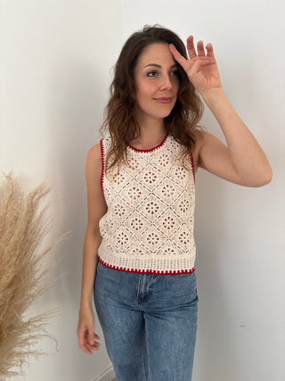 Red details beige crochet top