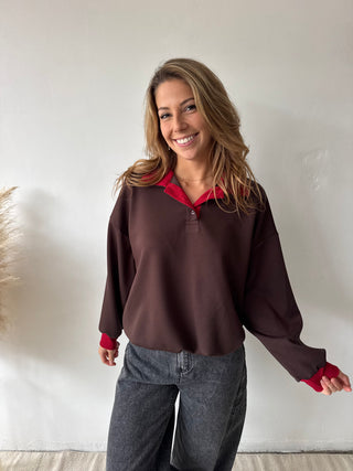 Red details brown sweater